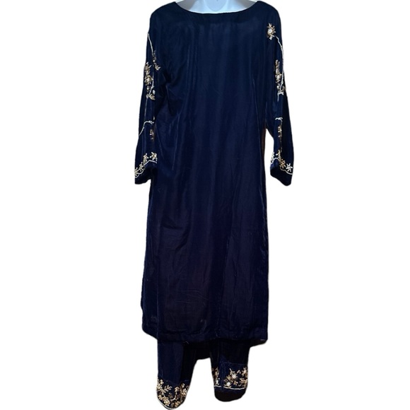 Darakhshan Desire Blue Velvet Embroidered Kurta Set. - Picture 3 of 16